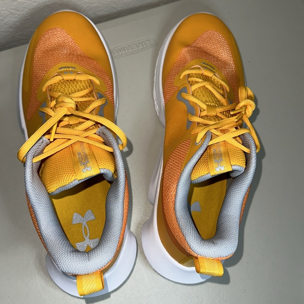 UNDER ARMOUR Flow Breakthru 3 Basketball NEW, very comfy, last one! 3025603-700 - Picture 6 of 8